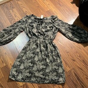 Cute dress wear with black stockings wth pumps or sandals  it’s stunning